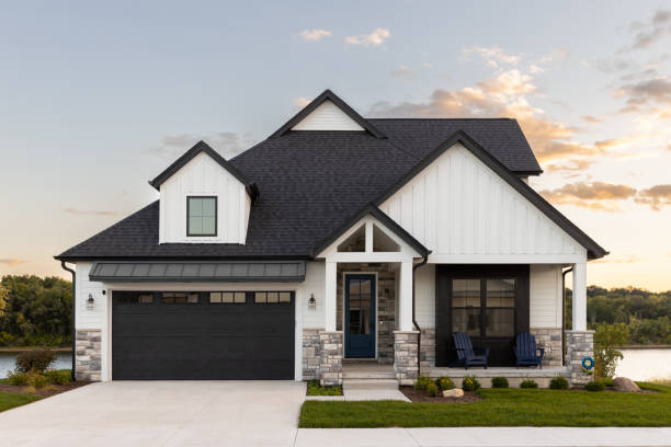Best Roof Moss and Algae Removal  in Newton, IA
